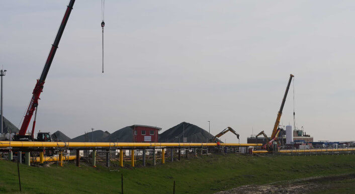 Arbeiter bauen Gas-Pipelines für den geplanten LNG-Flüssiggas-Schwimmterminal in Brunsbüttel zusammen. Das Schwimmterminal soll noch in diesem Jahr seine Arbeit aufnehmen.