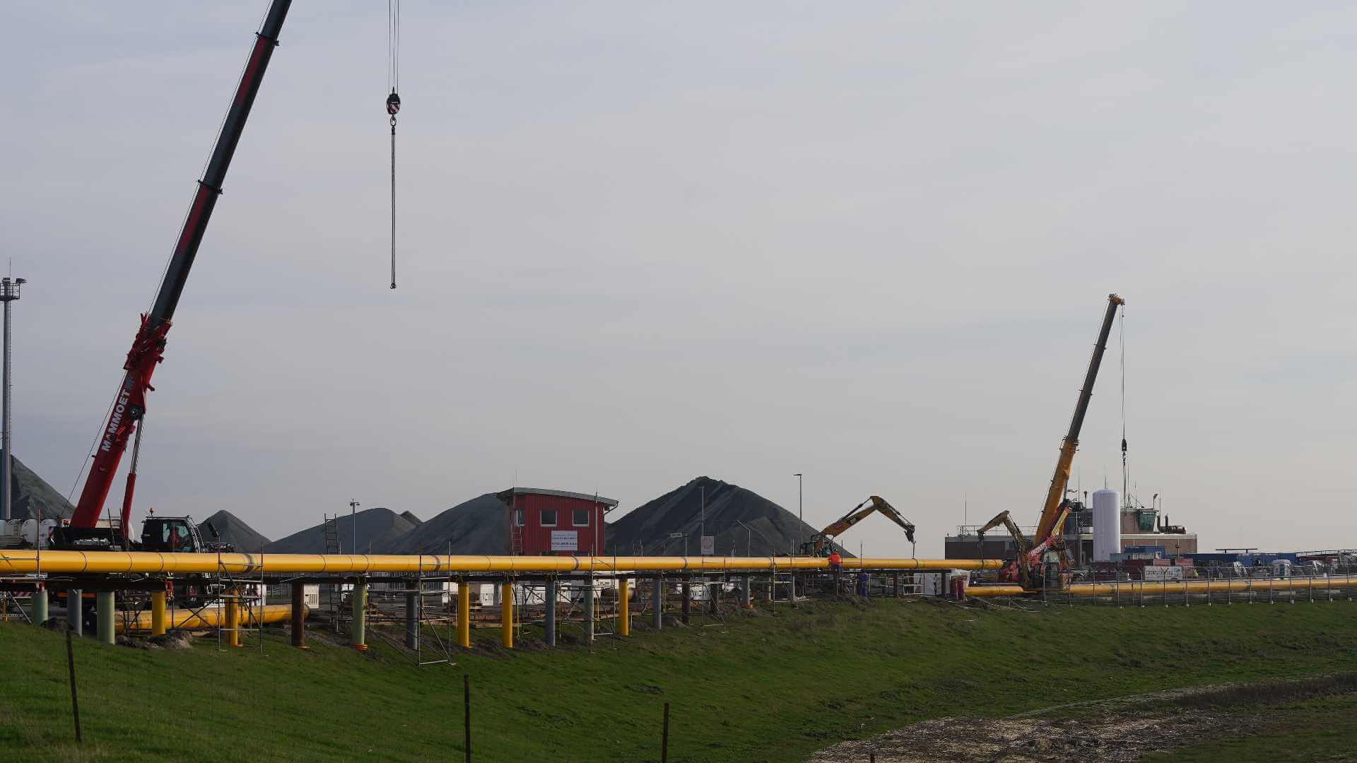 Arbeiter bauen Gas-Pipelines für den geplanten LNG-Flüssiggas-Schwimmterminal in Brunsbüttel zusammen. Das Schwimmterminal soll noch in diesem Jahr seine Arbeit aufnehmen.