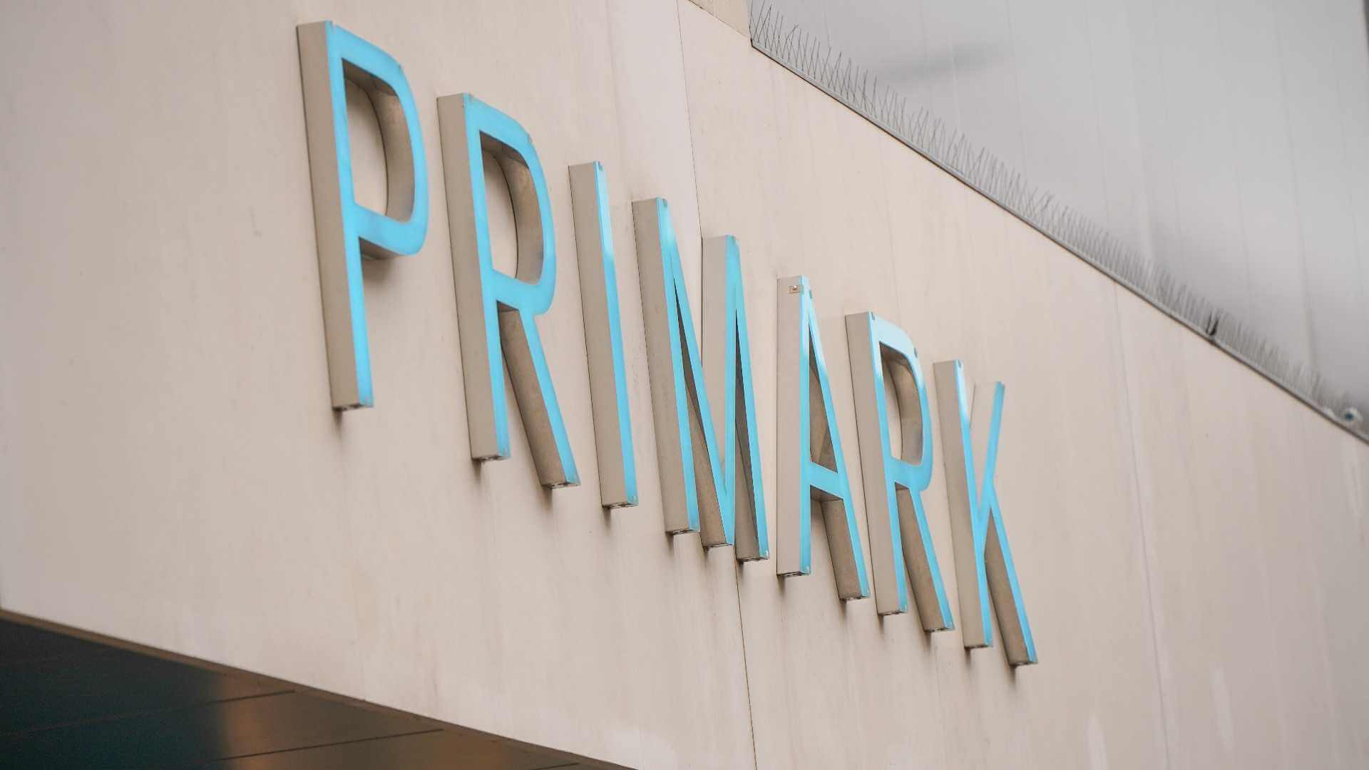 Das Logo einer Primark-Filiale in Nottingham, Großbritannien