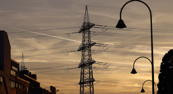 Symbolbild Blackout Laterne und Strommast