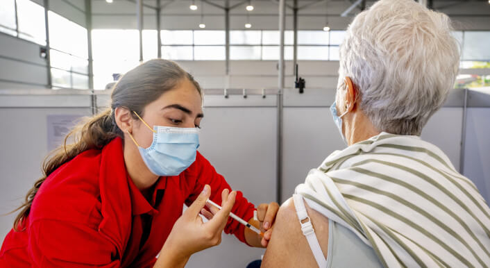 In Deutschland haben etwa 64,8 Millionen Menschen mindestens eine Impfdosis erhalten. Nun sollen die mRNA-Impfstoffe zu einem erhöhten Risiko für Nebenwirkungen führen, laut einer Studie. Diese wird jedoch von Fachleuten kritisiert; die Ergebnisse haben wenig Aussagekraft.