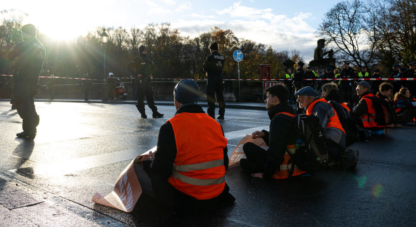 Klimaaktivisten blockieren Straße in München