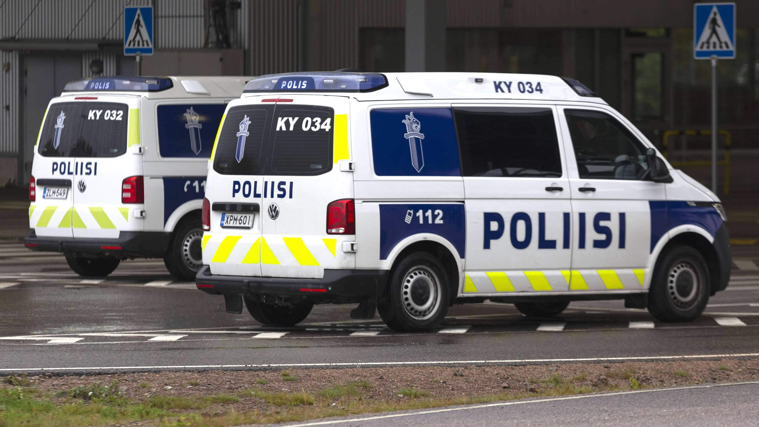 Zwei Polizeiautos stehen in Finnland an einem Grenzposten zu Russland
