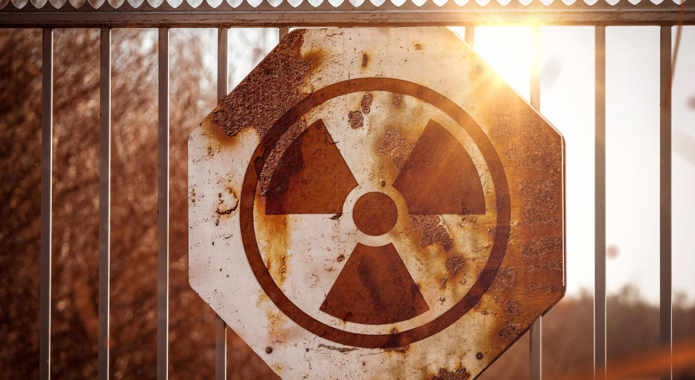Schild warnt vor radioaktiver Strahlung