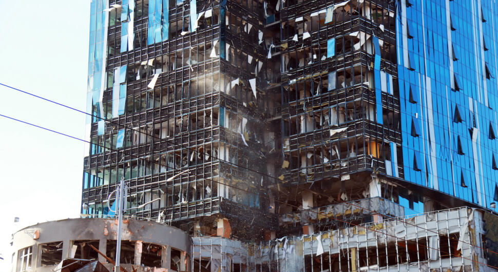 Die Glasfront des Tower 101 in Kiew wurde durch Raketenangriffe zerstört, viele Fenster sind nun ohne Glas, auch der Vorbau ist beschädigt.