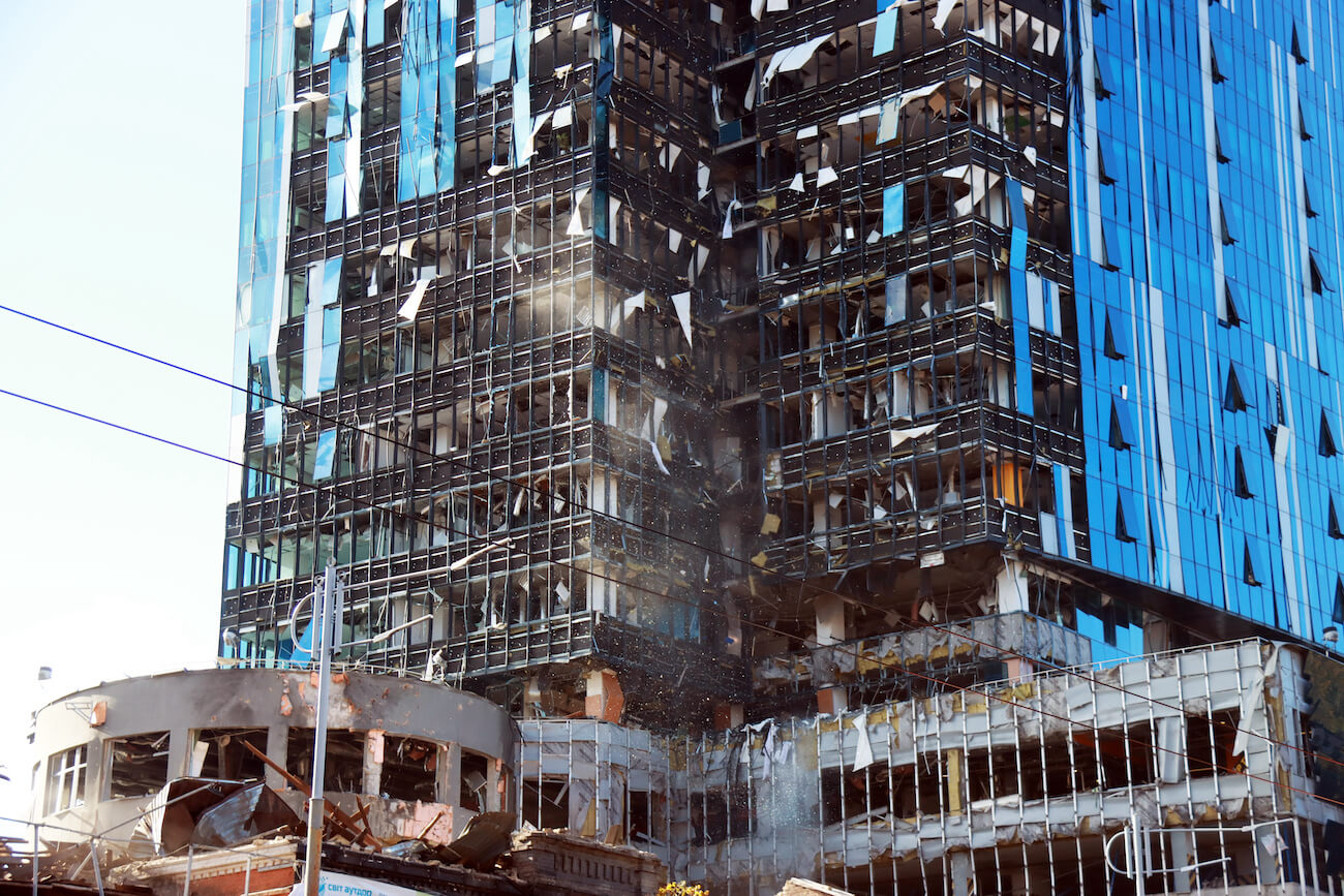 Die Glasfront des Tower 101 in Kiew wurde durch Raketenangriffe zerstört, viele Fenster sind nun ohne Glas, auch der Vorbau ist beschädigt.