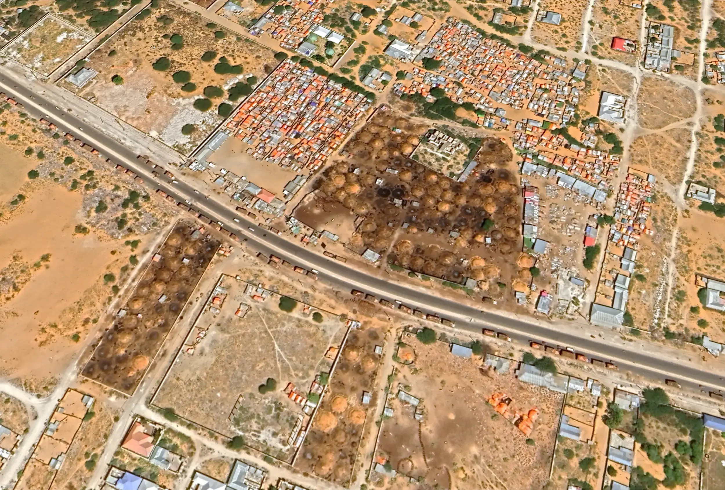 Satellitenbild zeigt Industriegebiet mit Holzkohlemeilern