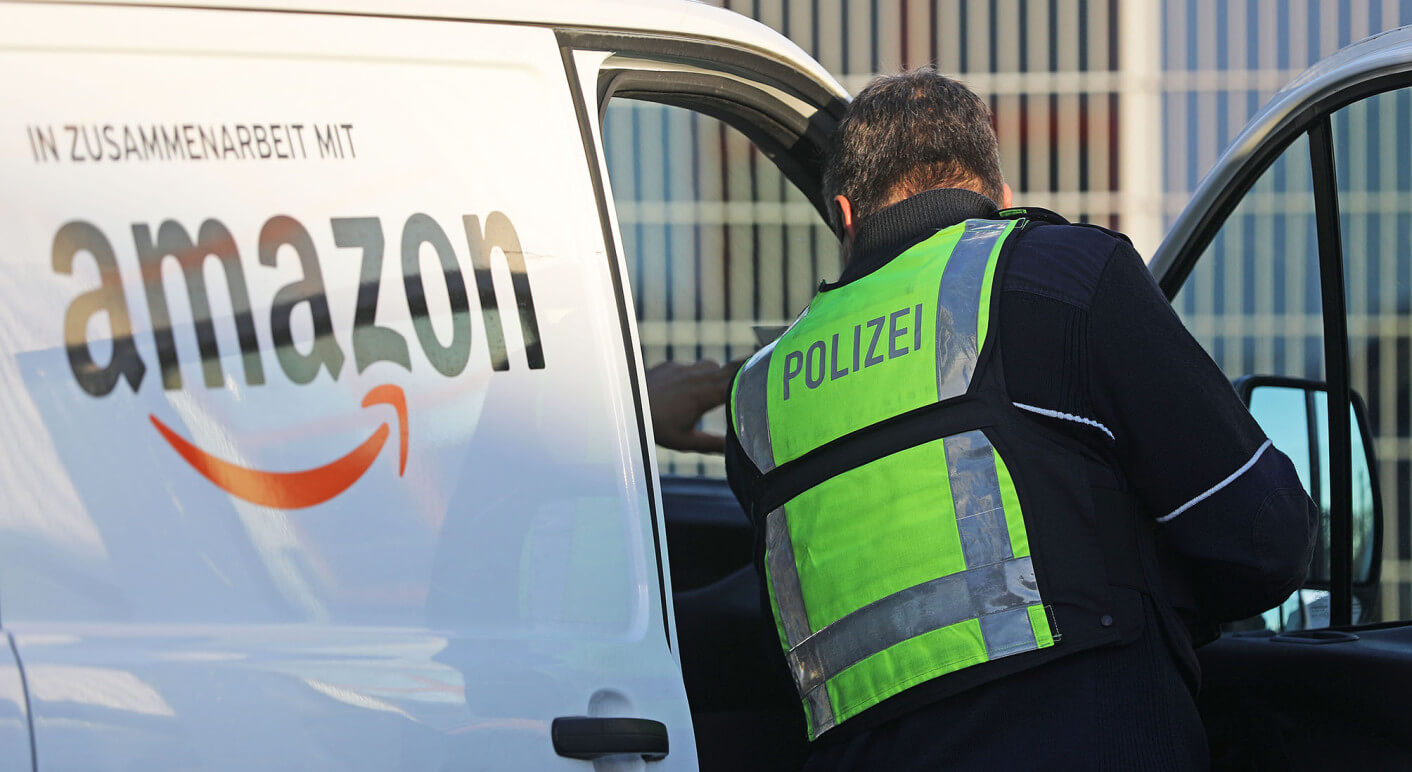 Ein Polizist kontrolliert im März 2021 ein Kurierfahrzeug, das für Amazon Pakete ausfährt. Abgeordnete fordern mehr Kontrollen bei den Subunternehmen. Foto: Oliver Berg / picture alliance / dpa