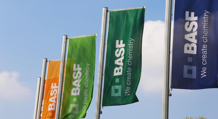 Fahnen mit dem Logo von BASF