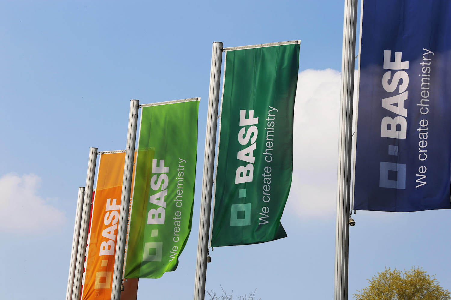 Fahnen mit dem Logo von BASF