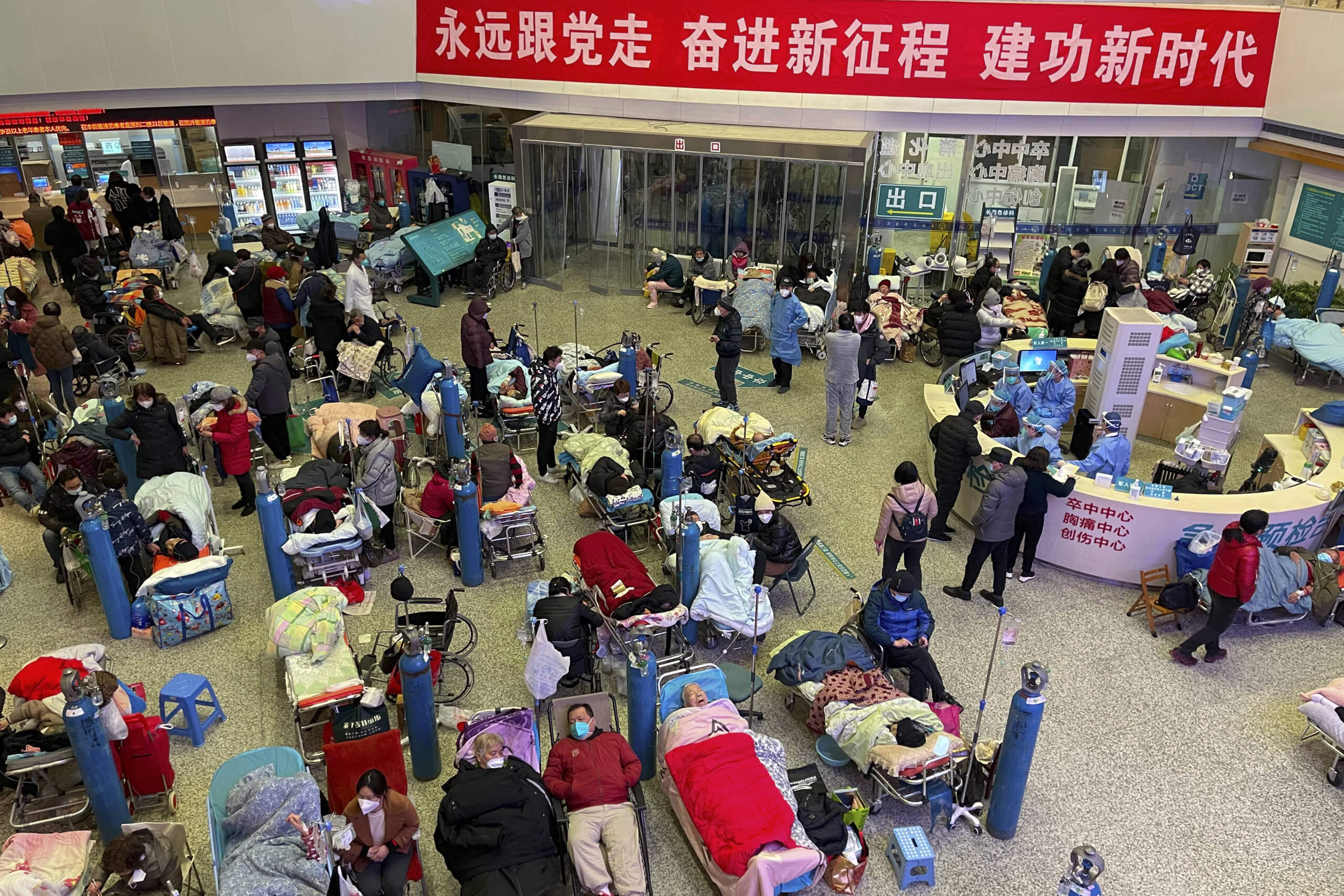 2. Januar 2023: voller Raum in einem Krankenhaus in Shanghai, China wegen Covid-19