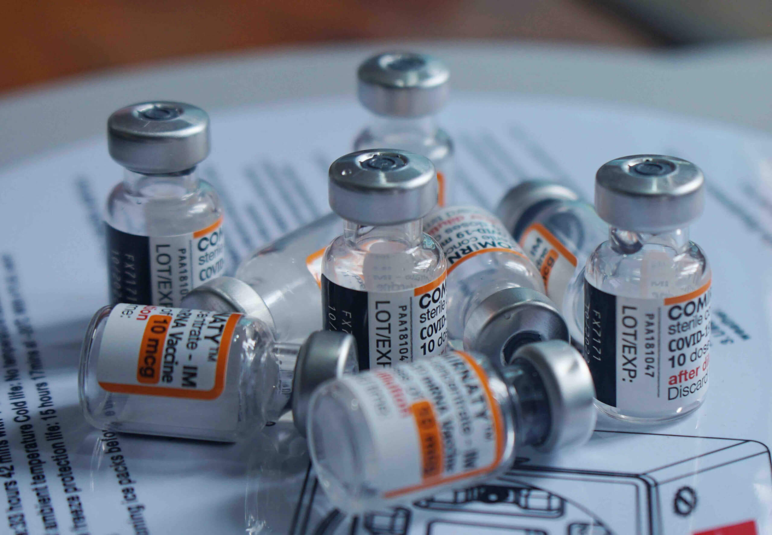 Nein, „Codes“ auf Corona-Impfdosen stehen nicht für Placebo oder Krebserreger