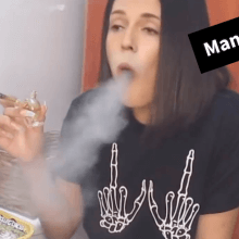 Ein Screenshot aus dem Video, man sieht eine Frau Cannabis rauchen. Darüber steht das Wort: "Manipuliert"