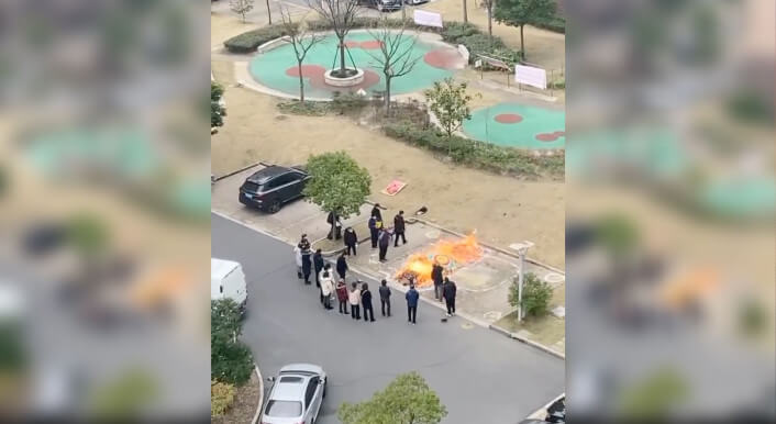 Video im Netz zeigt angeblich Menschen, die einen Angehörigen in China verbrennen – das stimmt nicht