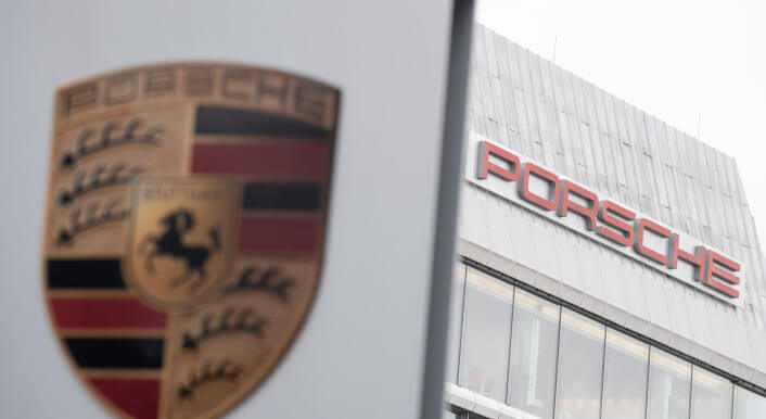 Porsche am Stammwerk Zuffenhausen