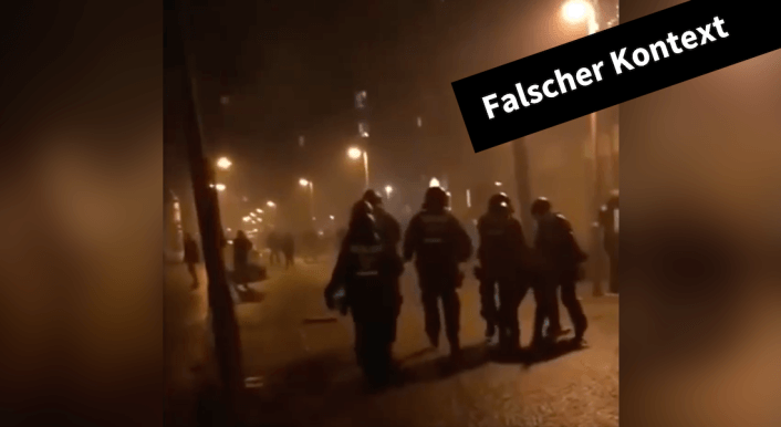 Screenshot aus einem Video, das Polizisten von hinten zeigt. Darüber steht: Falscher Kontext