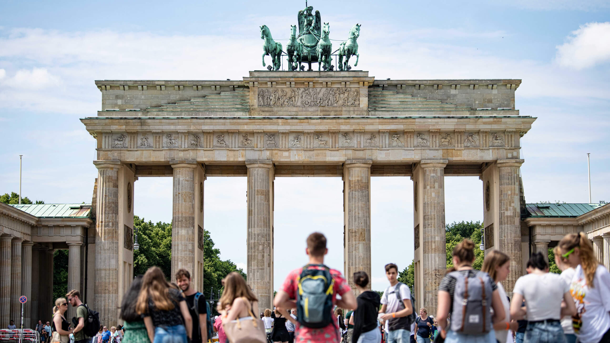Das Brandenburger Tor in Berlin ist eine beliebte Touristenattraktion, die Jahr für Jahr Menschen anzieht. Beim Thema Sicherheit bescheinigt ein Tourismusbericht des Weltwirtschaftsforums Deutschland jedoch Defizite.