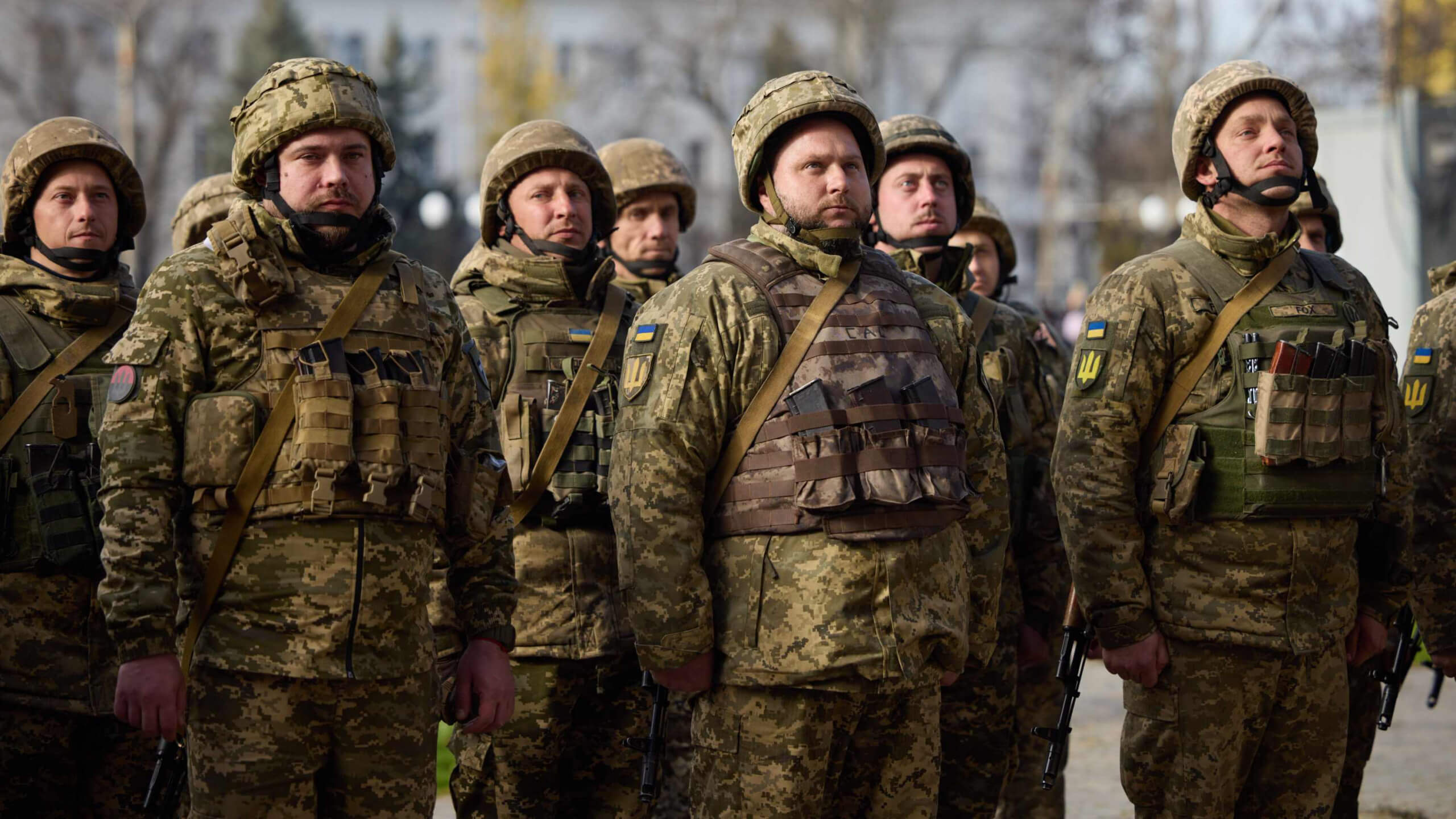 Ukrainische Soldaten bei einem Besuch des Präsidenten Wolodymyr Selenskyj in Cherson
