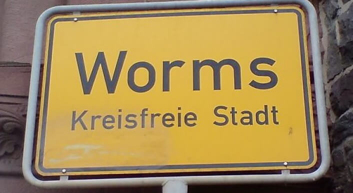 Ein Schild der Stadt Worms.