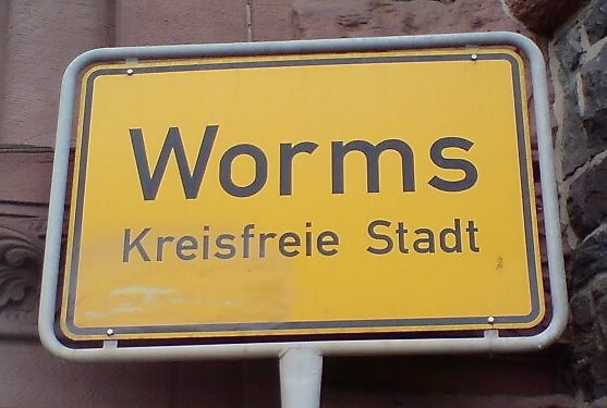 Ein Schild der Stadt Worms.