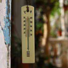 Symbolbild eines Thermometers an einer Terrasse