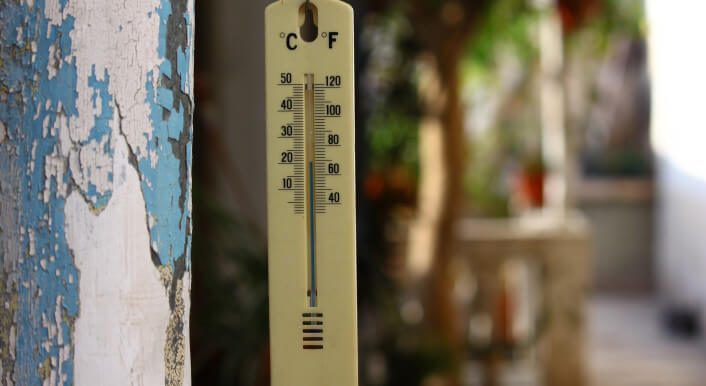 Symbolbild eines Thermometers an einer Terrasse
