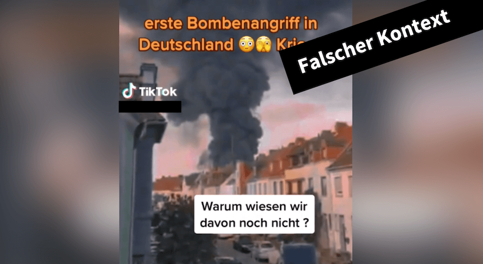 Standbild aus einem Video, dass eine dunkle Rauchsäule hinter einer Häuserreihe zeigt. Darüber steht: Bombenangriff in Deutschland - das Video wird im falschen Kontext verbreitet.