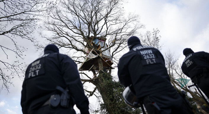 Polizisten bewachen die letzten Aufräumarbeiten. Die verbliebenen Strukturen und Baumhäuser im Ort Lützerath werden von RWE dem Erdboden gleichgemacht. Am Nachmittag wurden die letzten Kletter-Aktivisten aus ihren Baumhäusern entfernt. Die Polizei bewacht den Abriss und Abtransport der Trümmer und Müllberge. Der Ort Lützerath soll zur Kohlegewinnung des Konzerns RWE abgebaggert werden. In der Klimapolitik und die Debatte um Kohleausstieg hatte die Ortschaft Symbolwert erhalten. Lützerath, 15.01.2023