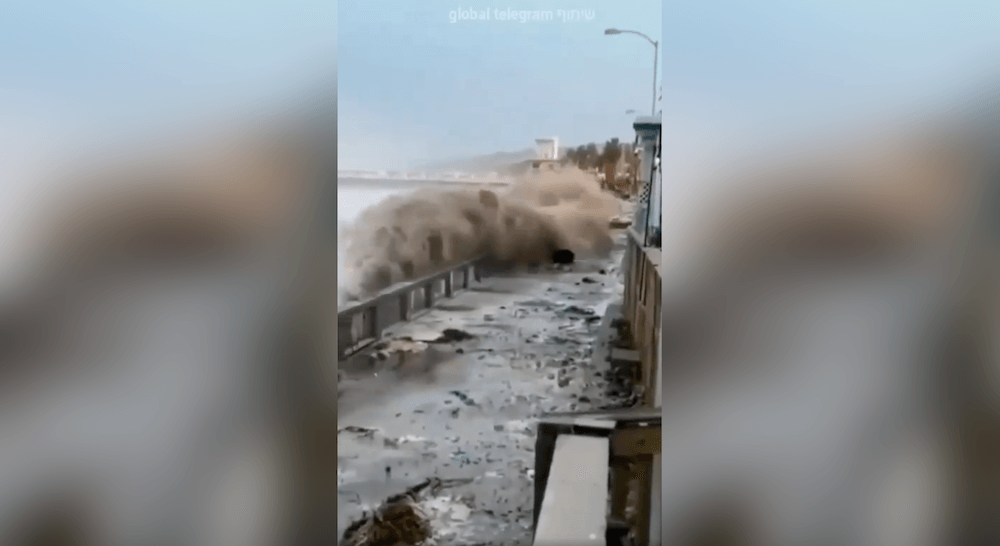 Ein Standbild aus einem Video, das einen Tsunami zeigt.