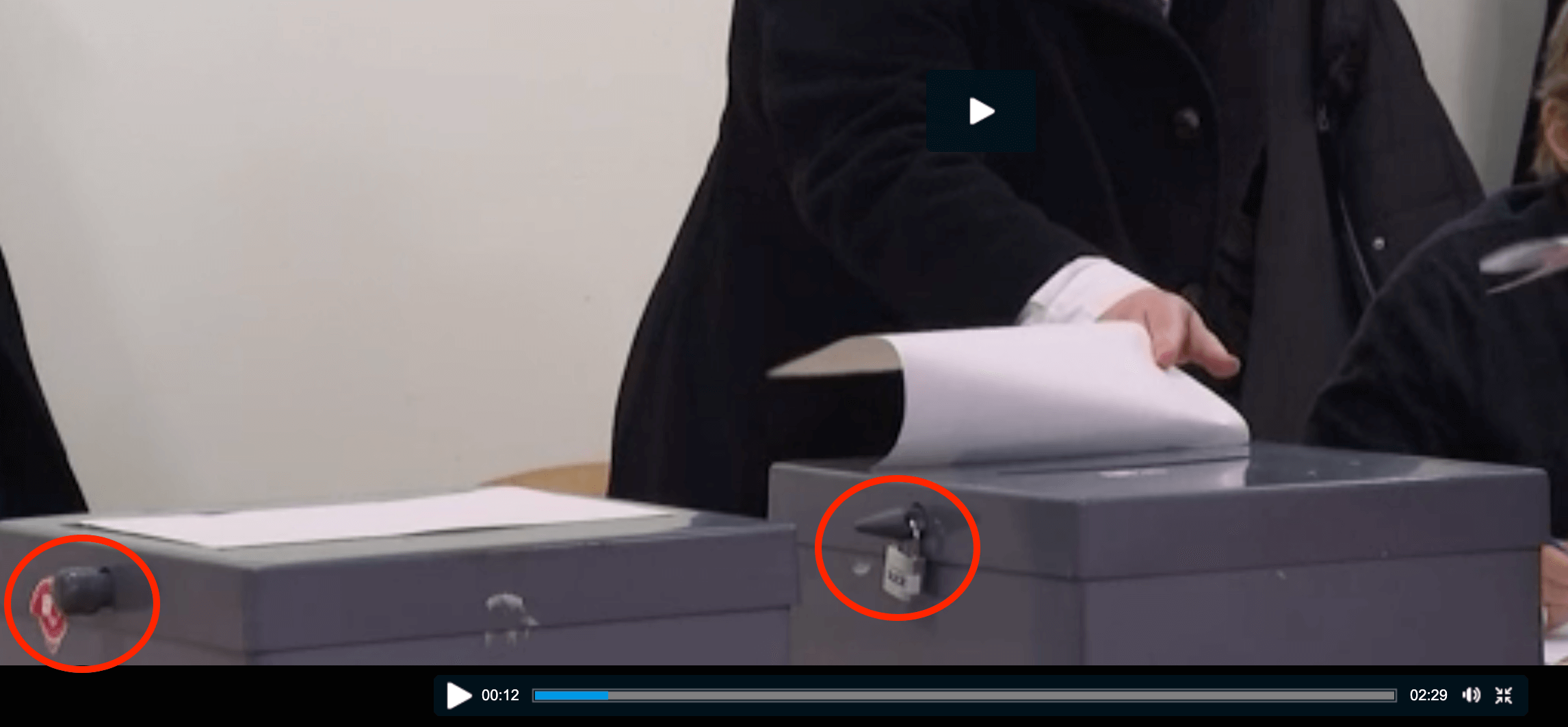 Eine weitere Aufnahme von APTN zeigt den Verschlussmechanismus der Wahlurne von beiden Seiten