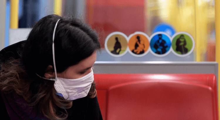 Ein Fahrgast mit einer Mund-Nasen-Maske in einer in einer U-Bahn, aufgenommen am Donnerstag, 9. April 2020 in Wien.