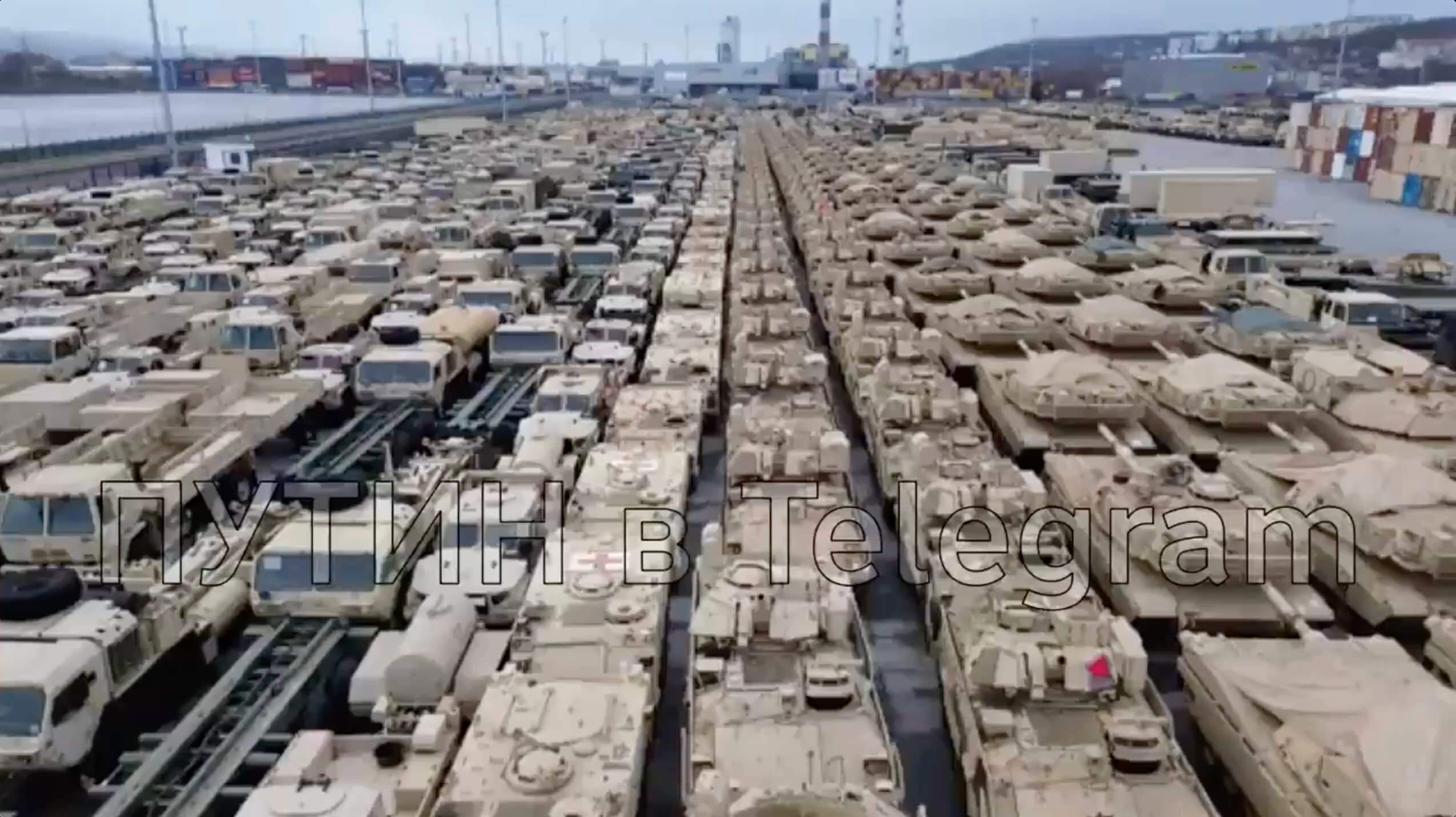 Standbild aus dem Video, das US-Militärfahrzeuge am Hafen Gdynia in Polen zeigt
