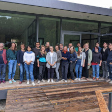 Die Teilnehmenden bei der ersten Ostsee-Werkstatt 2022 vor dem Seminargebäude auf Gut Siggen. Credit: Malte Werner.