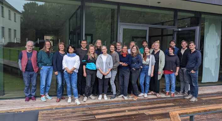 Die Teilnehmenden bei der ersten Ostsee-Werkstatt 2022 vor dem Seminargebäude auf Gut Siggen. Credit: Malte Werner.
