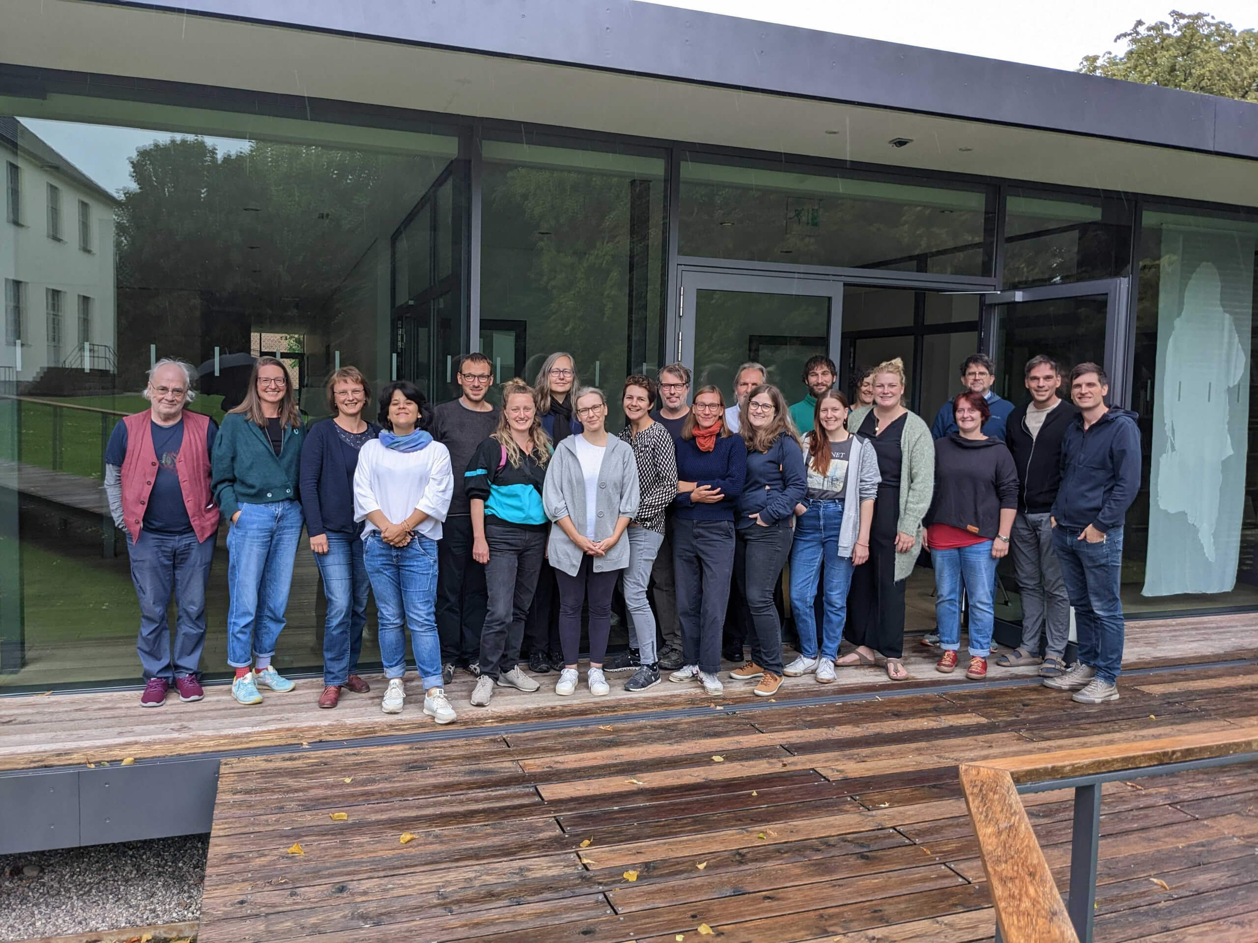 Die Teilnehmenden bei der ersten Ostsee-Werkstatt 2022 vor dem Seminargebäude auf Gut Siggen. Credit: Malte Werner.