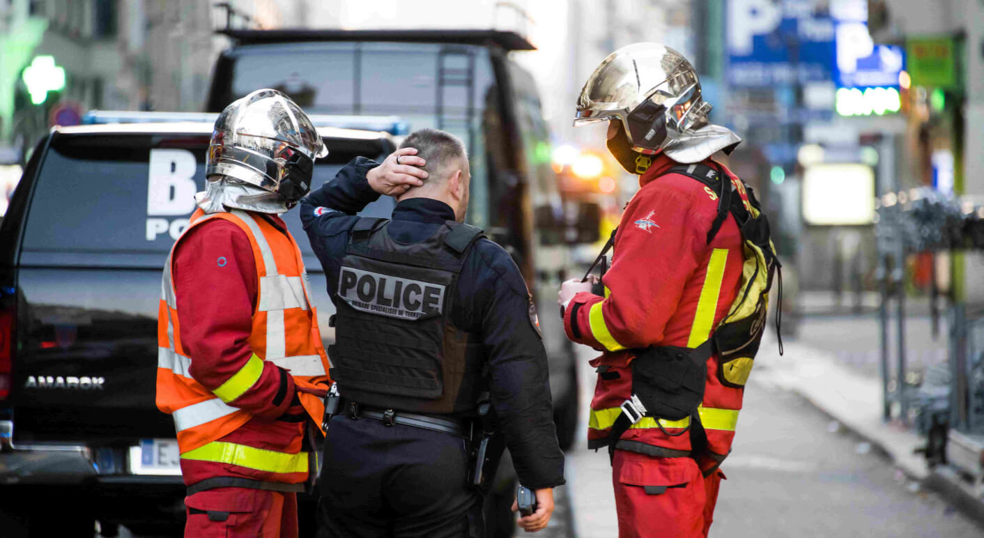 frankreich-proteste-rentenreform-video-auseinandersetzung-feuerwehr-polizei
