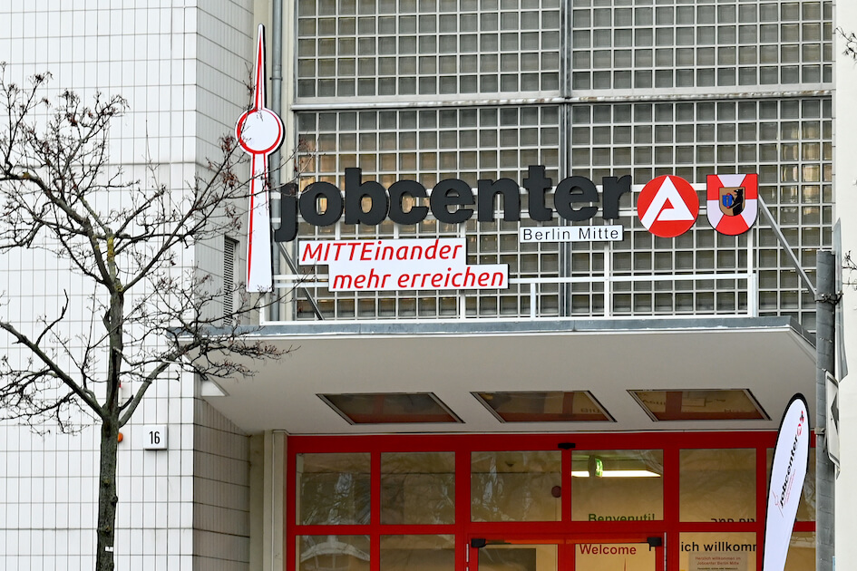 Symbolbild: Fassade eines Jobcenters in Berlin Mitte