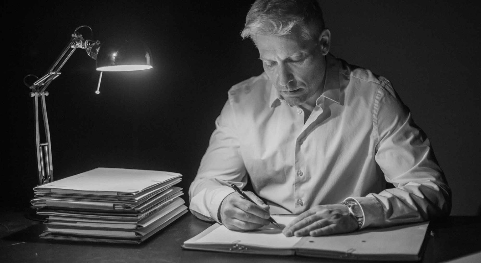 Julian Hessenthaler am Schreibtisch