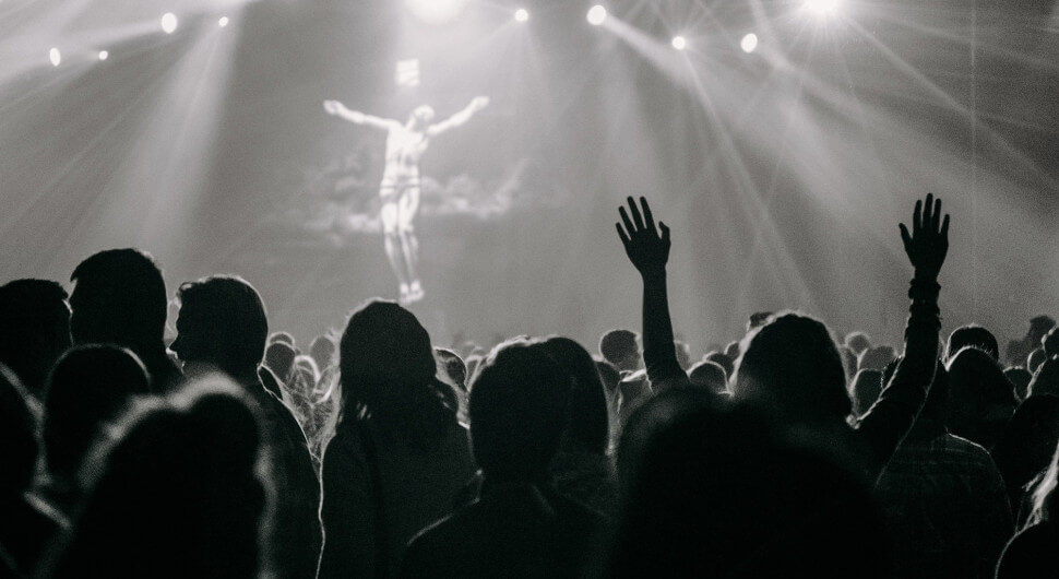 Menschen singen bei einem Gottesdienst der evangelikalen Freikriche Hillsong. Foto: Jacob Benzinger / unsplash.com