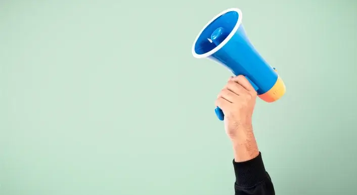 Hand hält Megafon