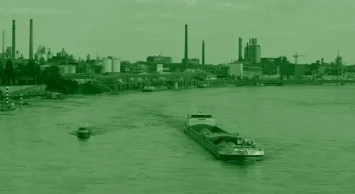 Blick vom Rhein auf den CURRENTA CHEMPARK Leverkusen