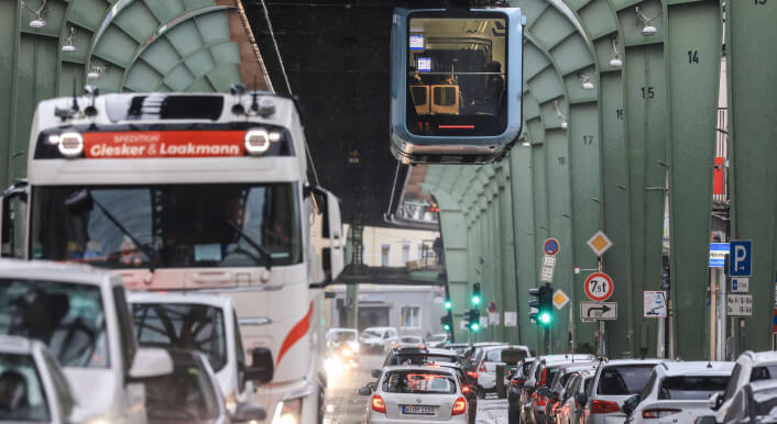 Ein Wahrzeichen der Stadt Wuppertal ist die Schwebebahn. Nun versuchen Beiträge in Sozialen Netzwerken die Stadt mit Fällen von versuchter Kindesentführung in Verbindung zu bringen. Die gibt es laut Polizei jedoch nicht.