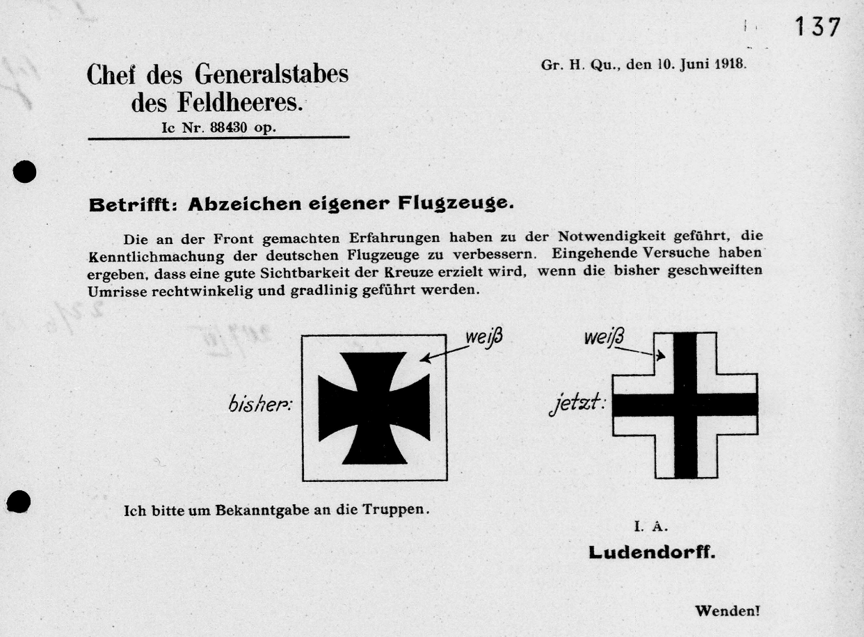 Im Juni 1918 führte das deutsche Militär das Balkenkreuz (rechts) zur Kennzeichnung von Flugzeugen ein