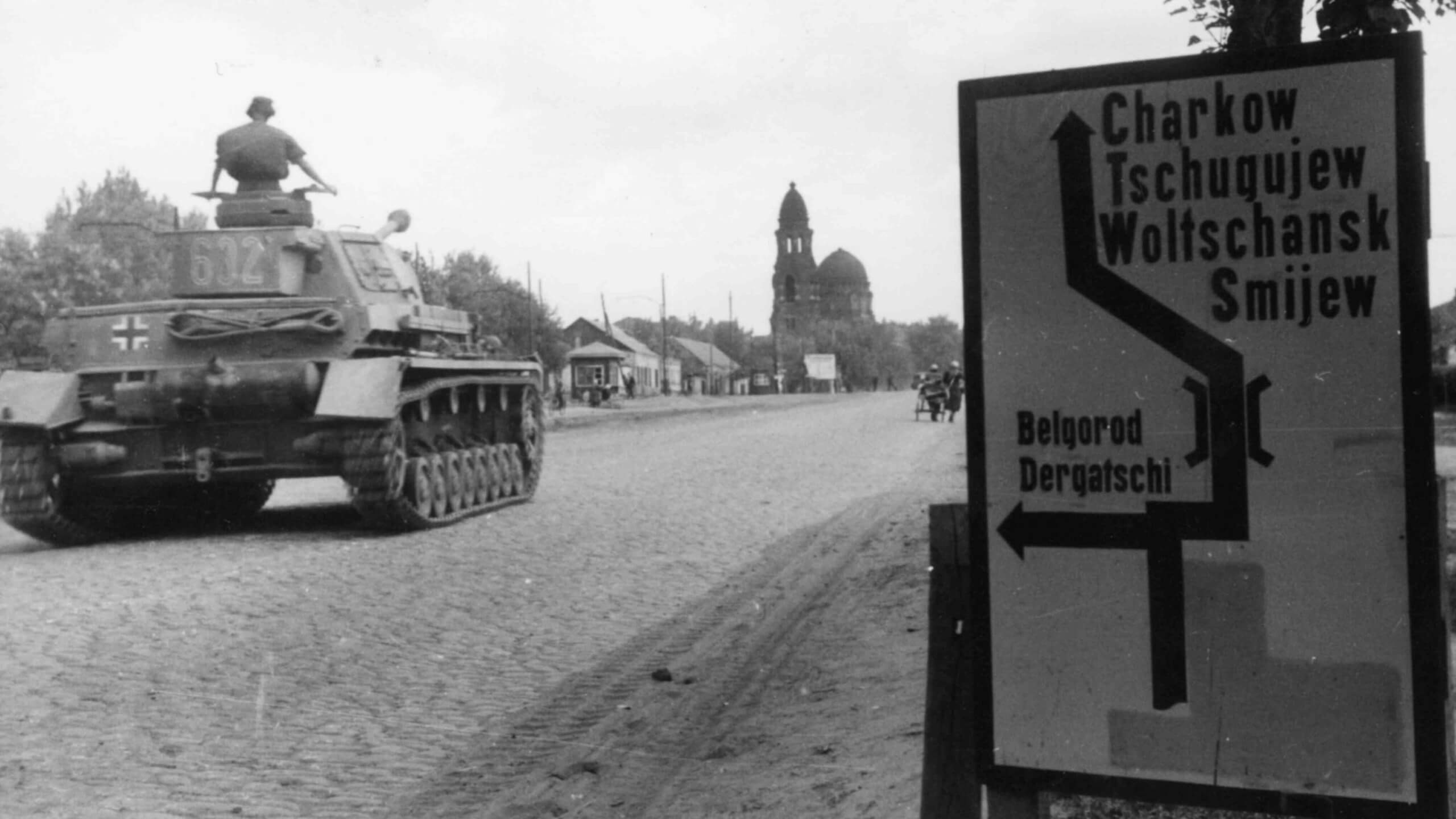 Deutscher Panzer mit Balkenkreuz auf dem Weg in Richtung Charkiw im Jahr 1941