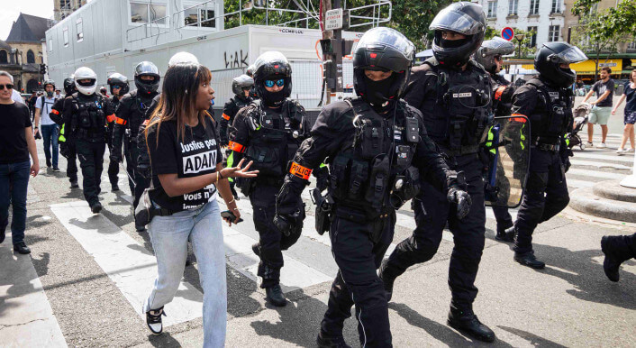 Eine Aufnahme vom 8. Juli 2023, sie zeigt einen Polizeieinsatz bei Protesten in Frankreich