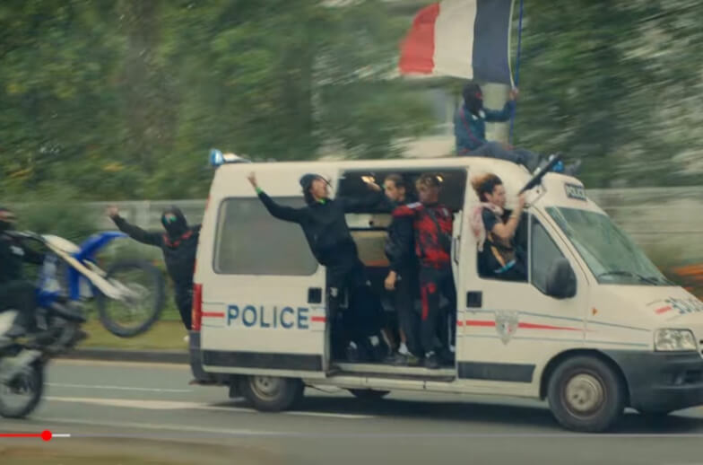 Das Bild mit Demonstranten in einem Polizeiauto stammt aus einem Netflix-Film.