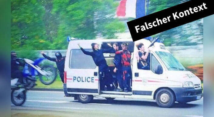 Ein Bild von Protesten in Frankreich, das Demonstranten in einem Polizeiauto zeigt, wurde in einen falschen Kontext gestellt. Es ist aus einem Film.