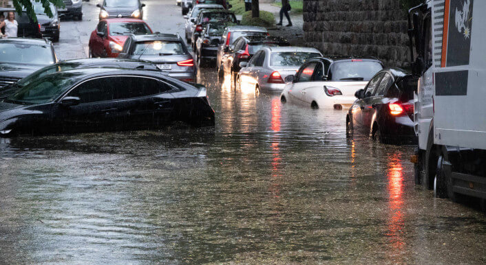 Eine Unterführung mit Autos, die aufgrund eines Unwetters mit Starkregen und Hagel weggeschwemmt wurden