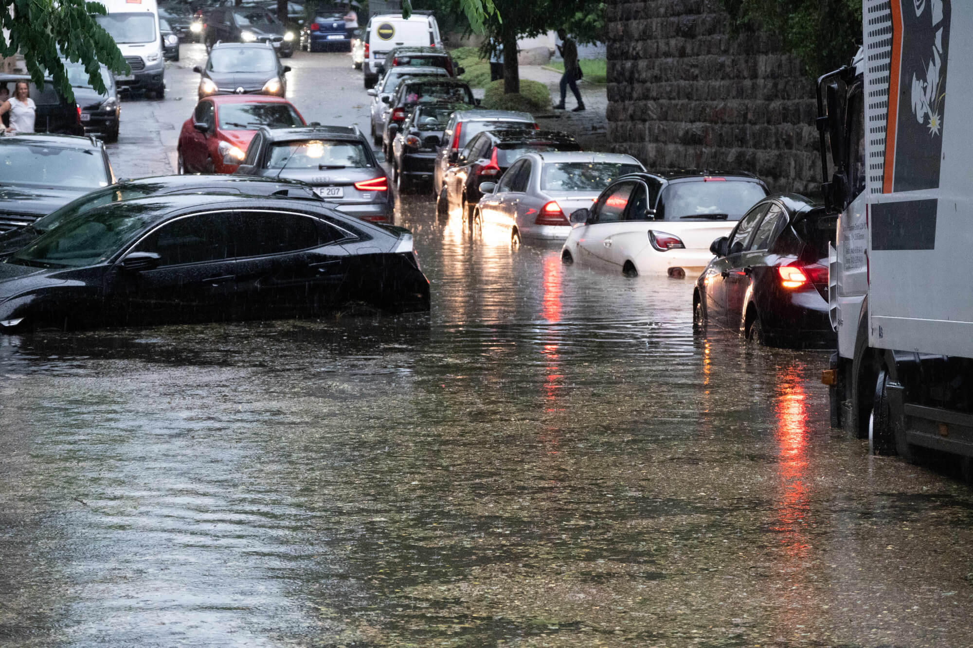 Eine Unterführung mit Autos, die aufgrund eines Unwetters mit Starkregen und Hagel weggeschwemmt wurden