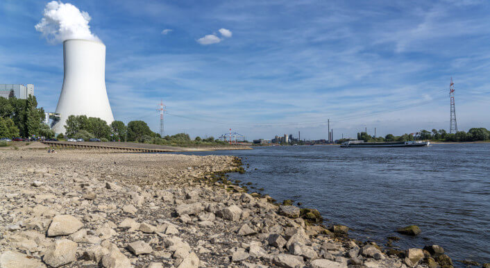 Rheinufer mit niedrigem Wasserstand und Blick auf das Kohlekraftwerk in Duisburg-Walsum